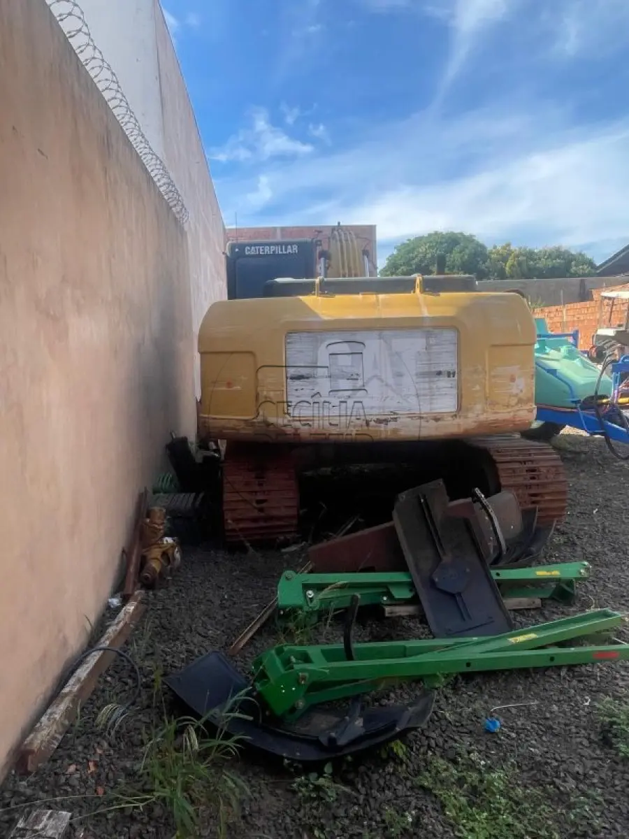 LOTE 011 - ESCAVADEIRA CAT 320