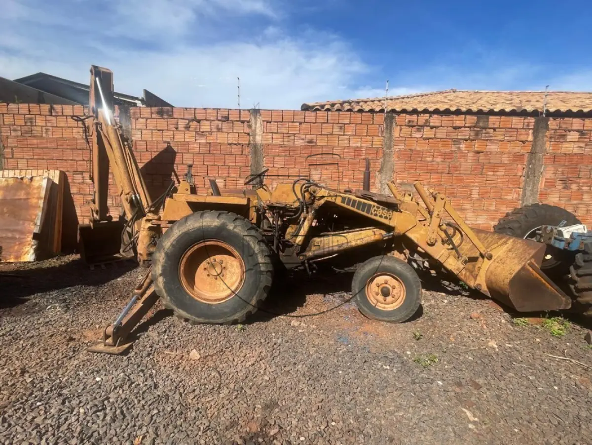 LOTE 010 - CASE RETROESCAVADEIRA 580E