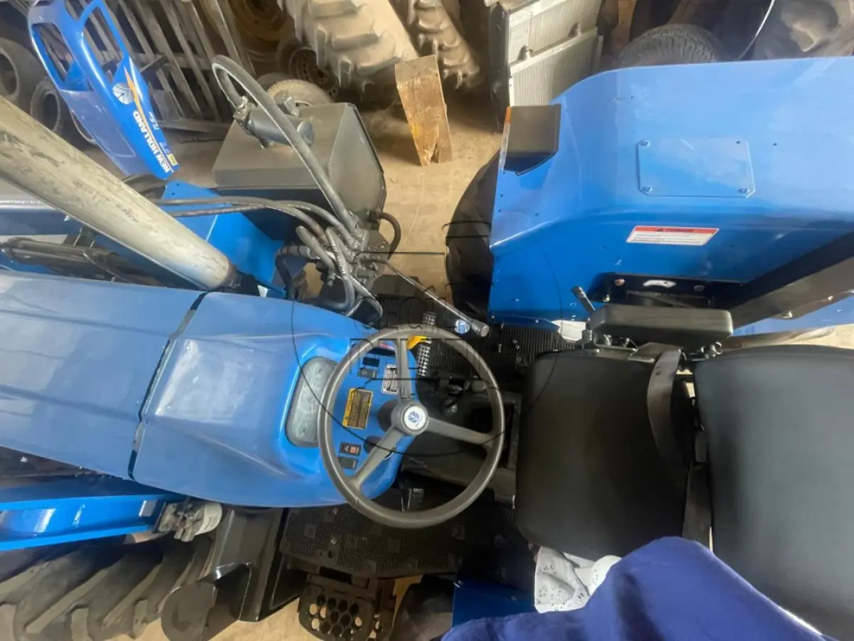LOTE 014 - NEW HOLLAND 7630