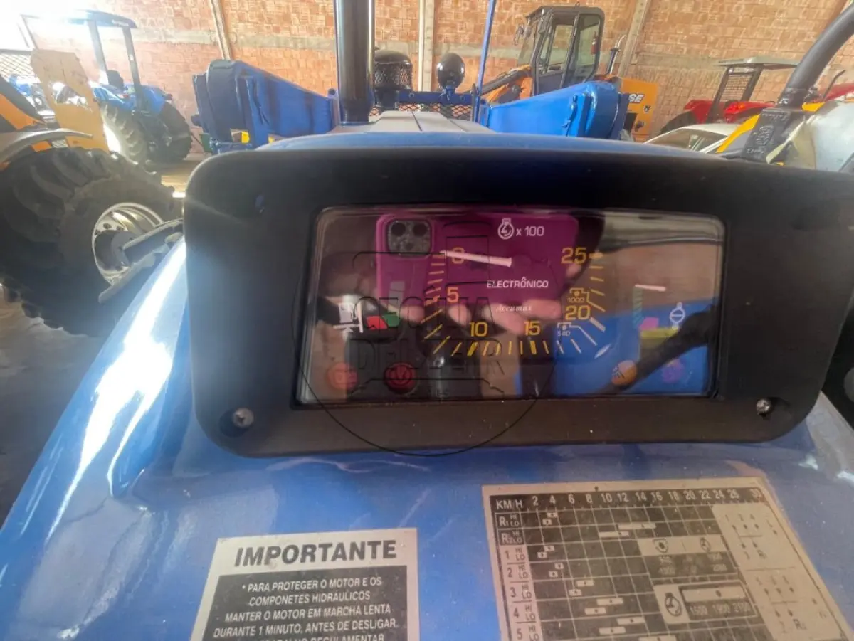 LOTE 002 - TRATOR NEW HOLLAND 7630