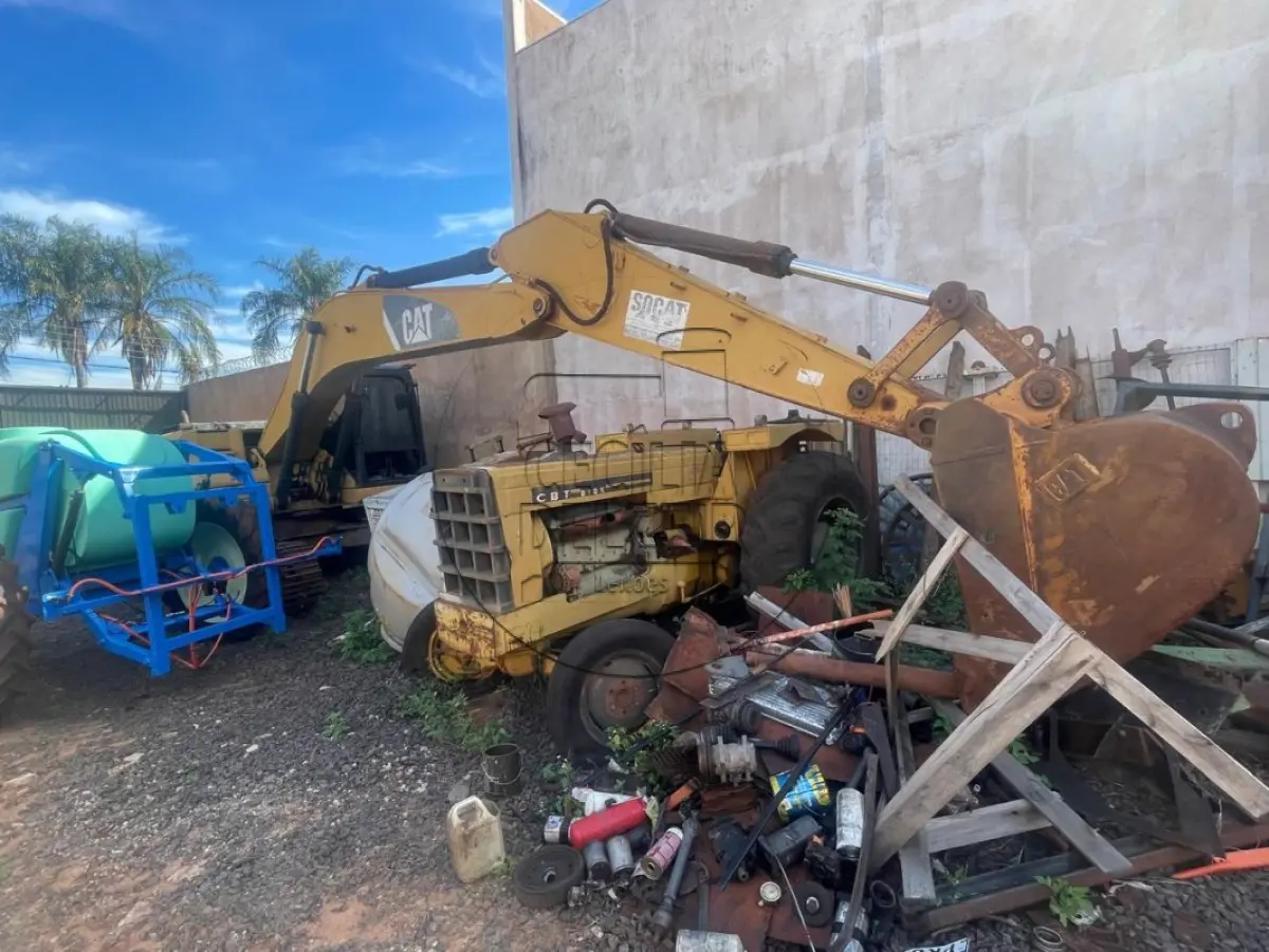 LOTE 011 - ESCAVADEIRA CAT 320