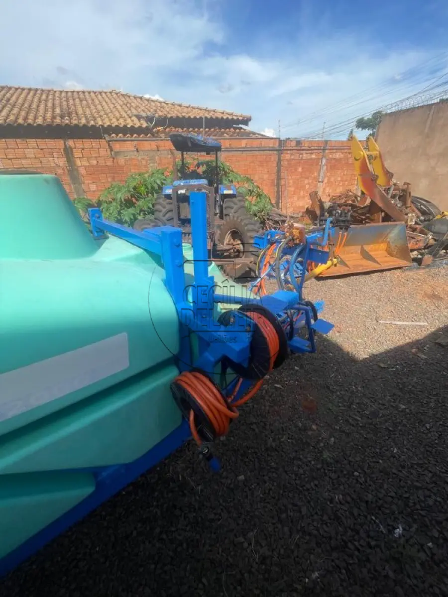 LOTE 012 - PULVERIZADOR MONTANA