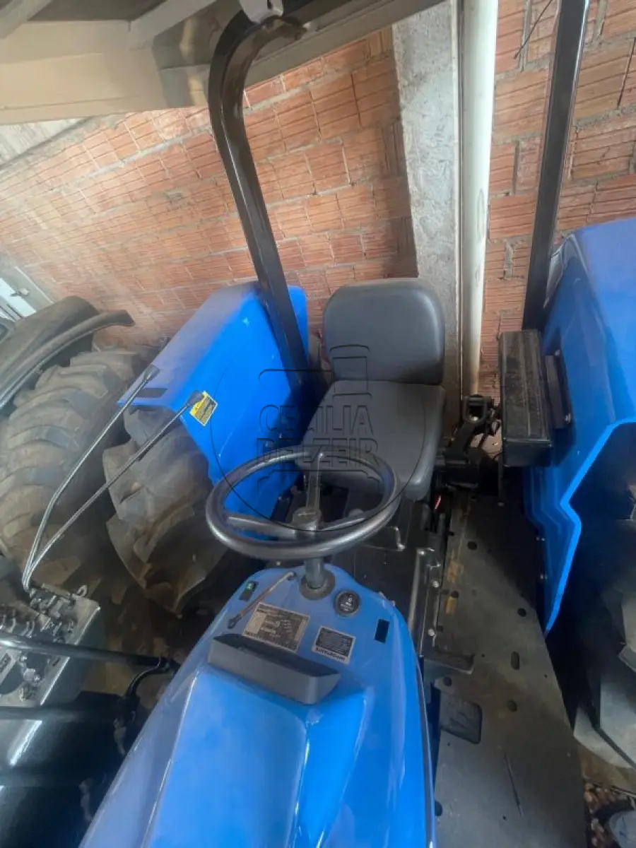 LOTE 002 - TRATOR NEW HOLLAND 7630