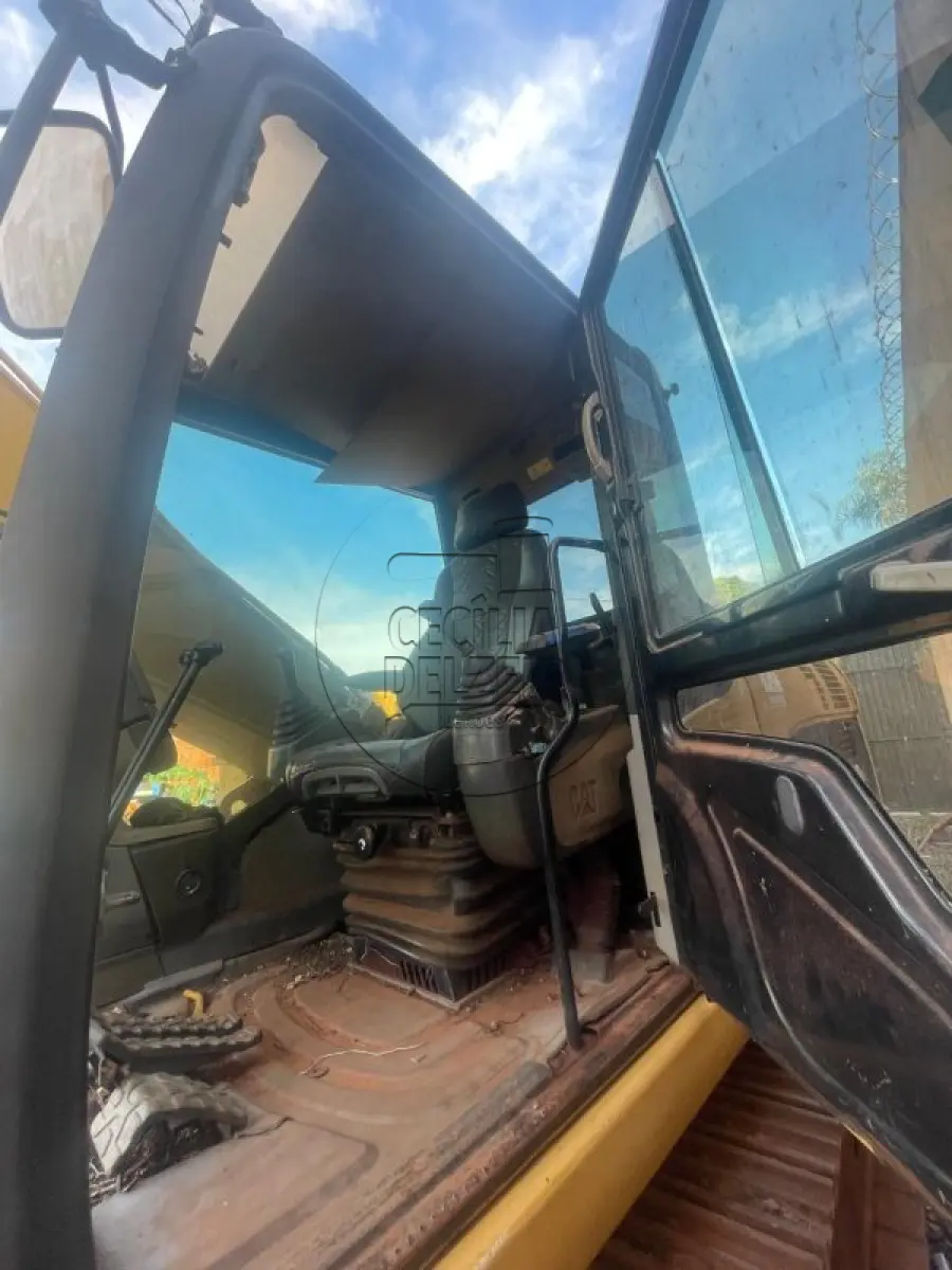 LOTE 011 - ESCAVADEIRA CAT 320