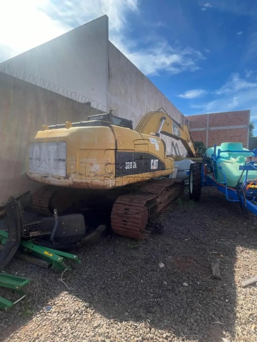 LOTE 011 - ESCAVADEIRA CAT 320