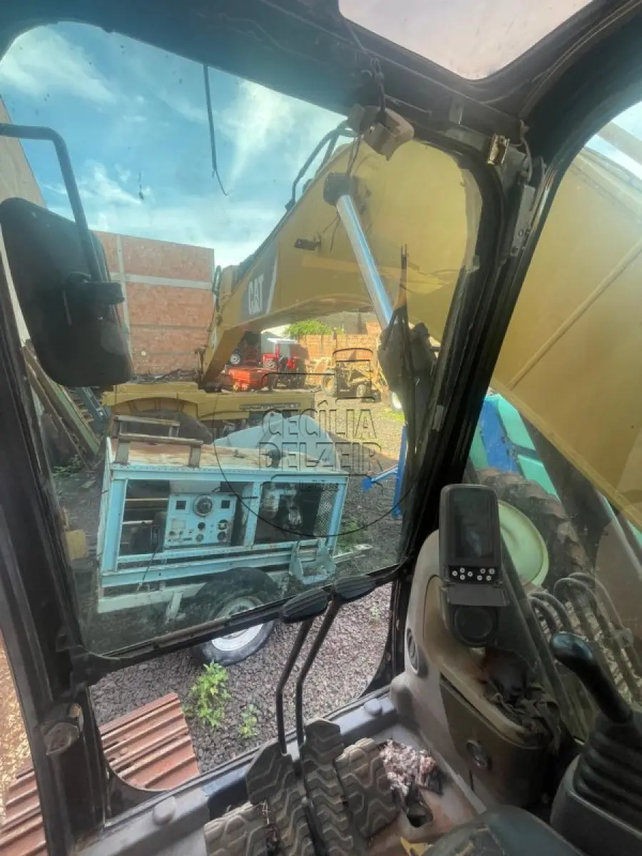 LOTE 011 - ESCAVADEIRA CAT 320