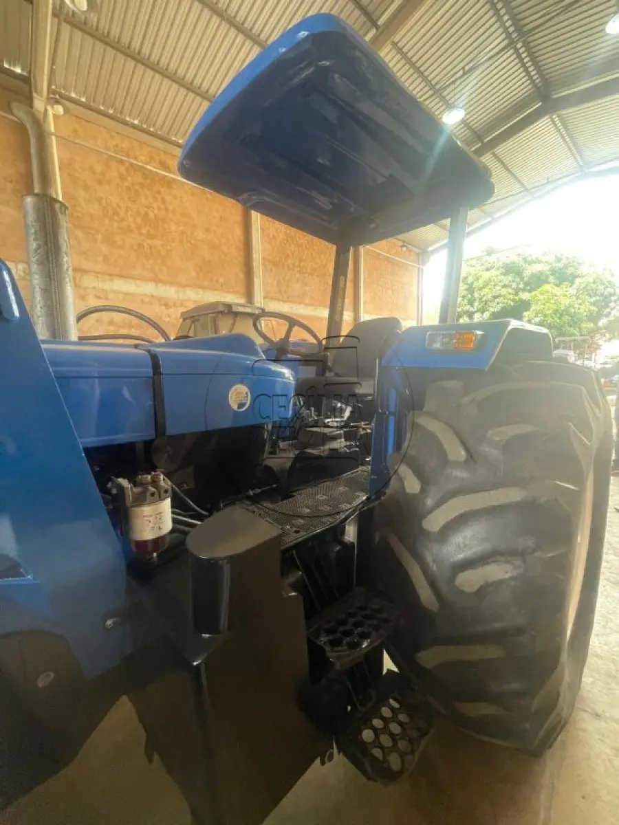 LOTE 014 - NEW HOLLAND 7630