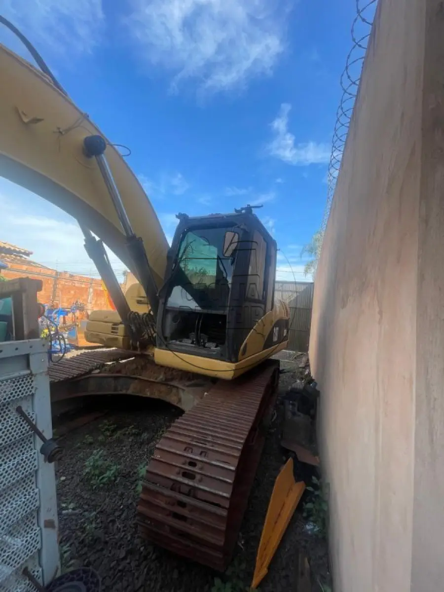 LOTE 011 - ESCAVADEIRA CAT 320