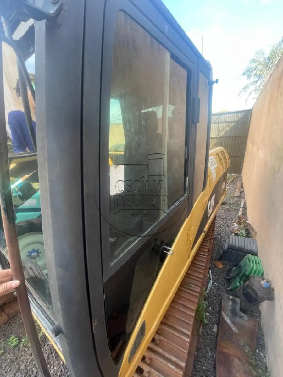 LOTE 011 - ESCAVADEIRA CAT 320