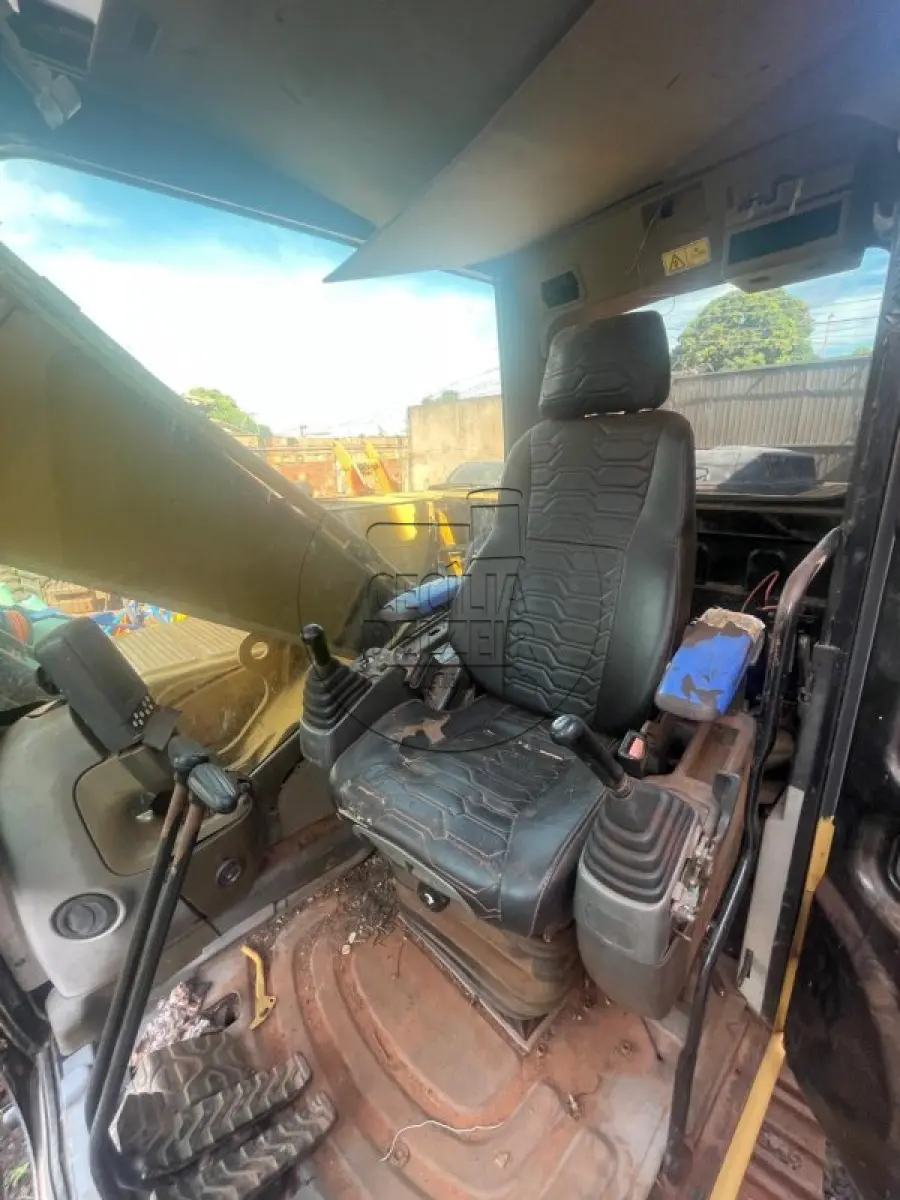 LOTE 011 - ESCAVADEIRA CAT 320