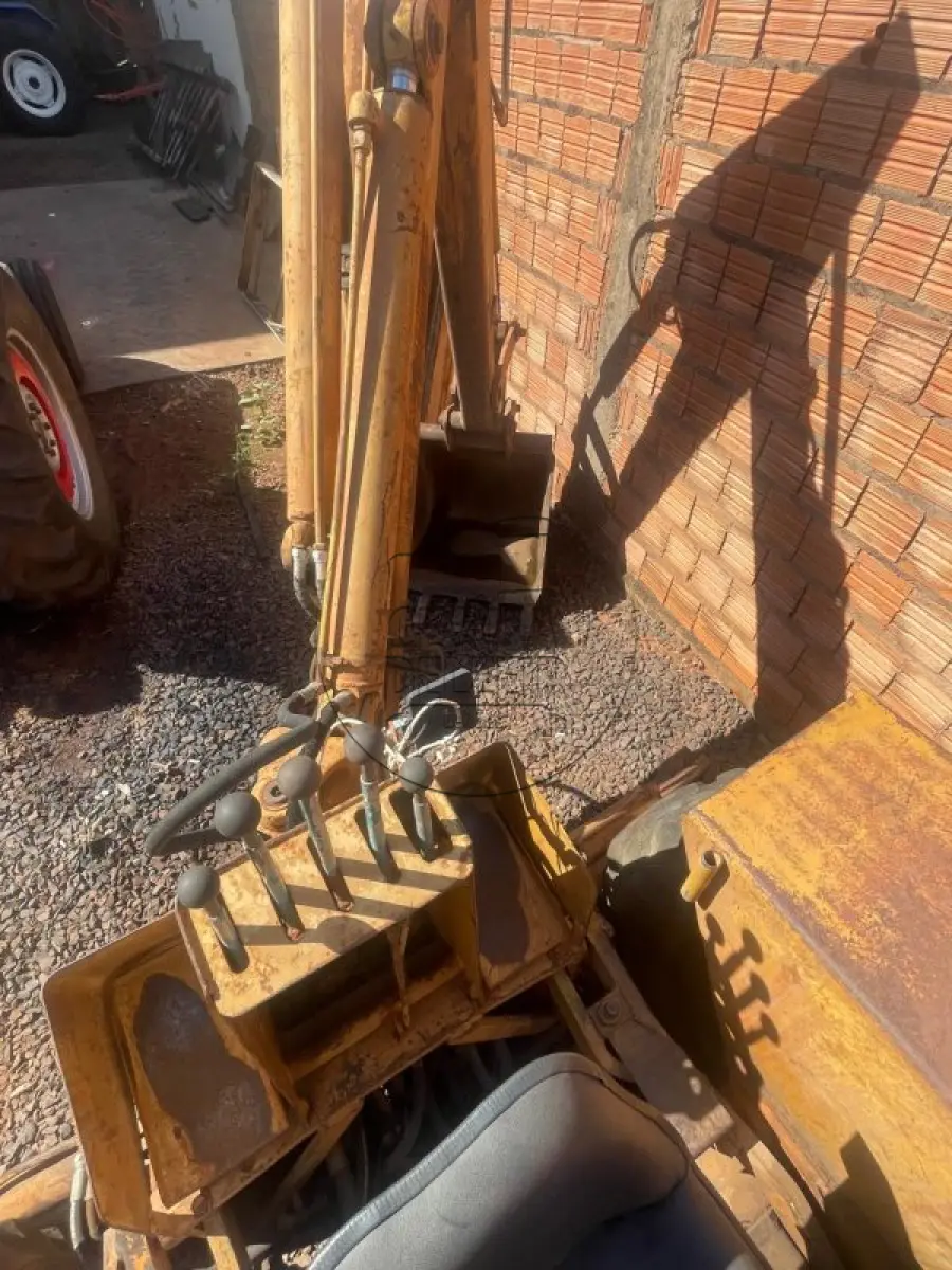 LOTE 010 - CASE RETROESCAVADEIRA 580E