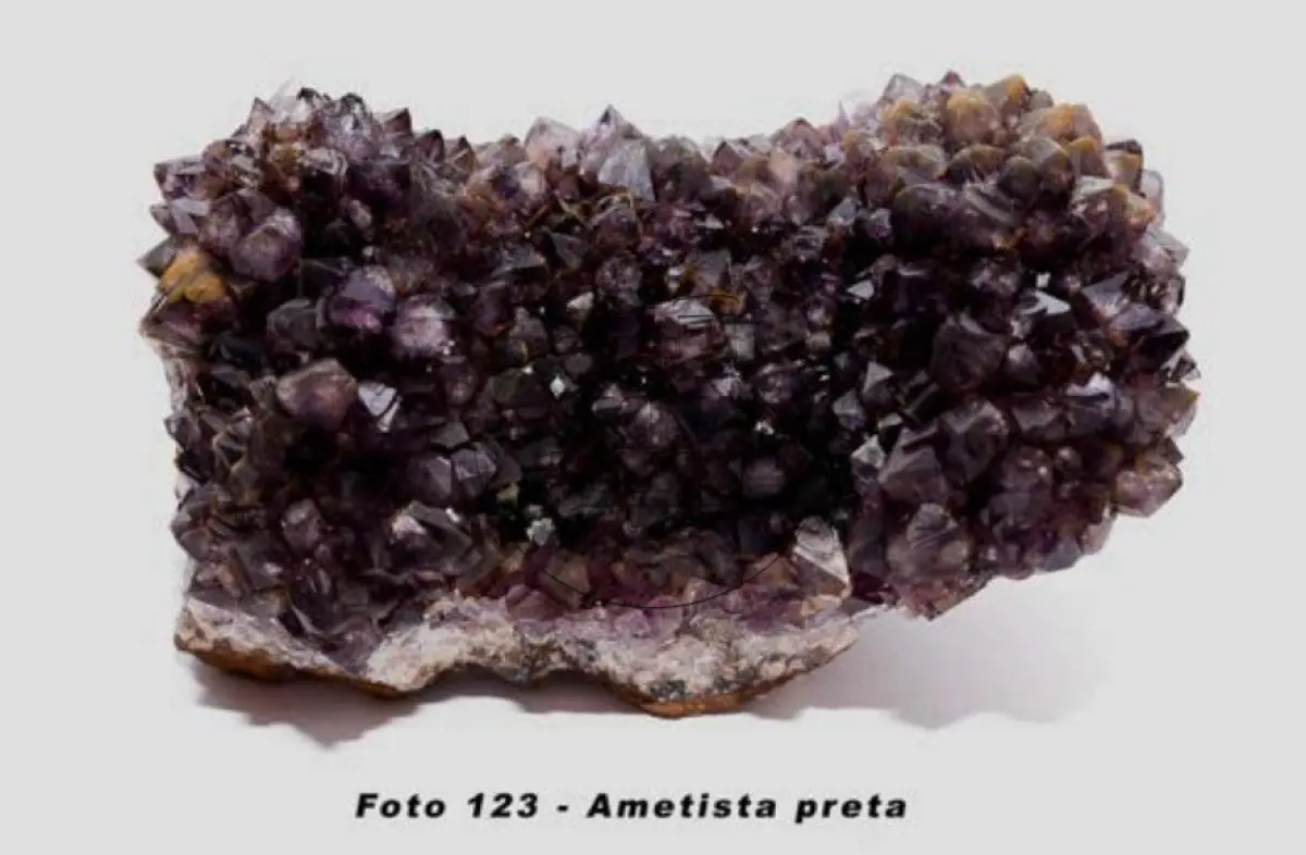 LOTE 001 - Coleção Exclusiva de Minerais e Formações Geológicas