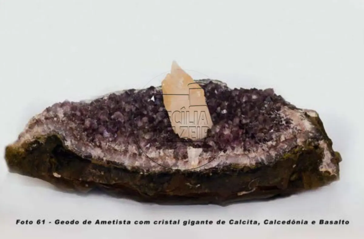 LOTE 001 - Coleção Exclusiva de Minerais e Formações Geológicas